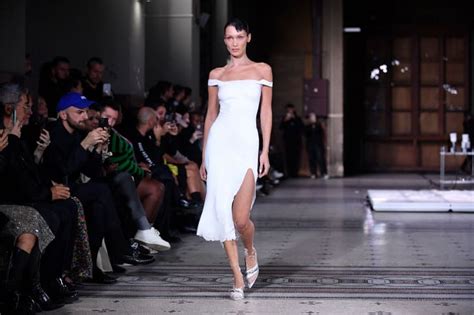 Bella Hadid Se Fait Vaporiser Une Robe Directement Sur Son Corps Nu Et