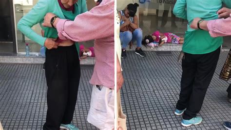 Se Le Metió Una Rata En La Ropa Mientras Esperaba En La Fila Para