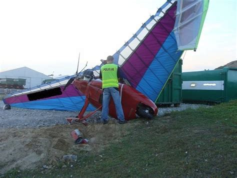 Wypadek Motolotni Pod Toruniem Lotnik W Szpitalu Linia Energetyczna