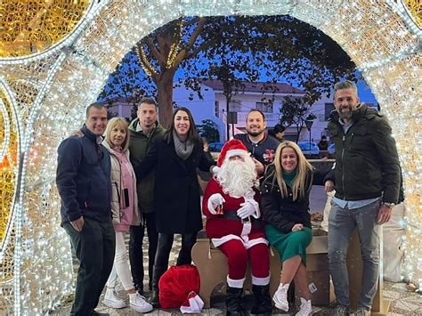 FOTO GALERÍA Papá Noel visita el poblado navideño de Los Cortijillos