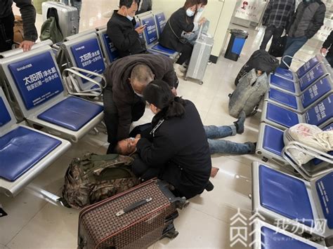 旅客候车时突发癫痫 雷锋车手及时救助我苏网