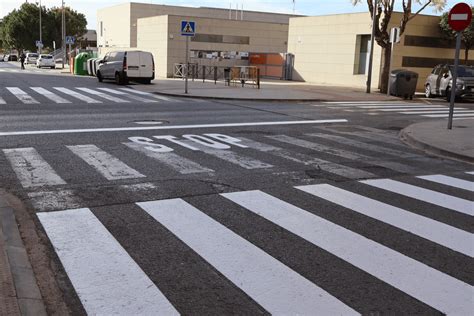 Tr Fico Repinta Los Pasos De Peatones En El Entorno De Los Centros