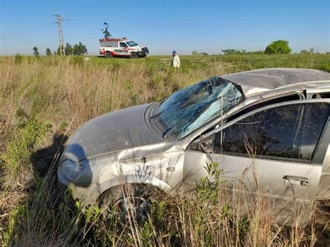 Despiste y vuelco de un automóvil en Saladas Diario El Libertador de