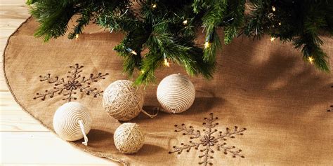 Best Burlap Christmas Tree Skirts For Rustic And Natural Tree