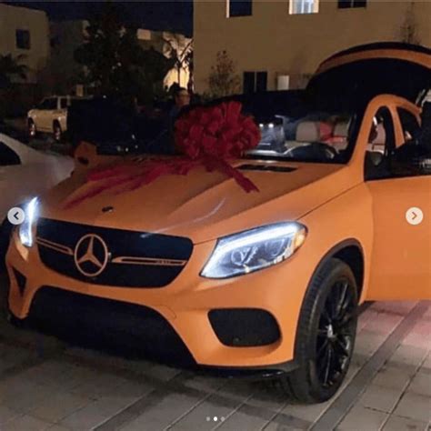 Alboroto dramático Dedicación anuel regala carro a karol g Impedir