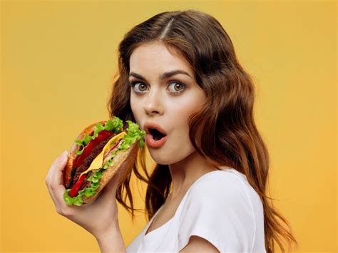 Hermosa Mujer Joven Con Una Jugosa Hamburguesa En Sus Manos Una Mujer