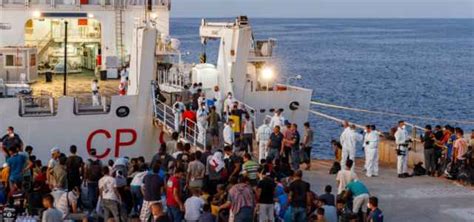 Lampedusa Morto Neonato Di 5 Mesi Mamma Sotto Choc Affogato Durante