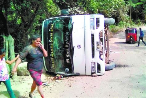 Una Mujer Muerta Y 15 Personas Heridas Al Volcar Bus Rapidito