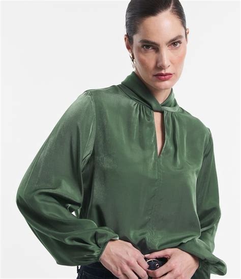 Blusa Gola Torcida E Textura Acetinada Verde