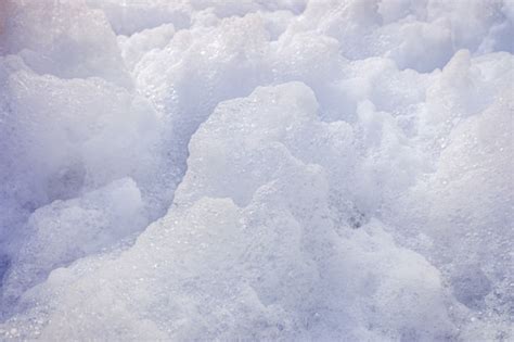 Espuma blanca de un jabón aislado para utilizar como fondo Foto Premium