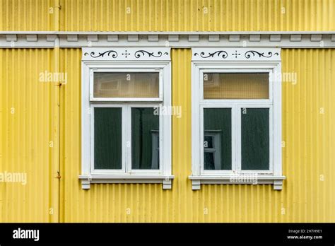 Ventanas En Una Pared Pintada De Amarillo Casa Colorida Detalles De