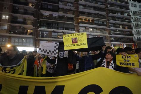 Así ha sido la protesta contra Peter Lim antes del enfrentamiento