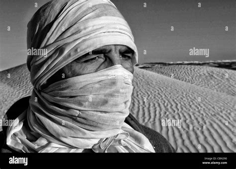 Gráfico retrato de hombre de beduinos en el desierto de Sahara con