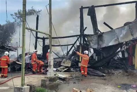 Empat Buah Rumah Kedai Di Kemaman Musnah Dalam Kebakaran Astro Awani