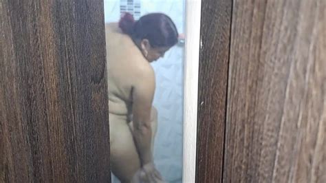 Entro Al Baño Y Veo A Mi Rica Madrastra Y Me Hace Una Buena Mamada Parte 1