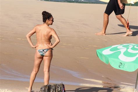 Giovanna Gold Da Primeira Vers O De Pantanal Faz Topless Na Praia