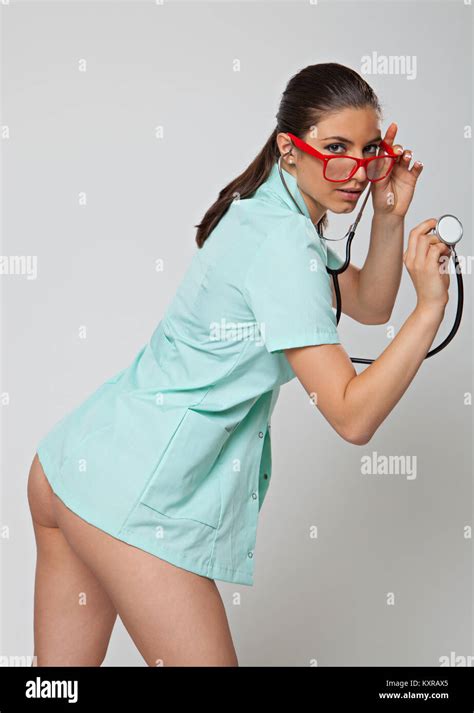 Mujer Sexy médico con un estetoscopio y gafas rojo sobre fondo blanco