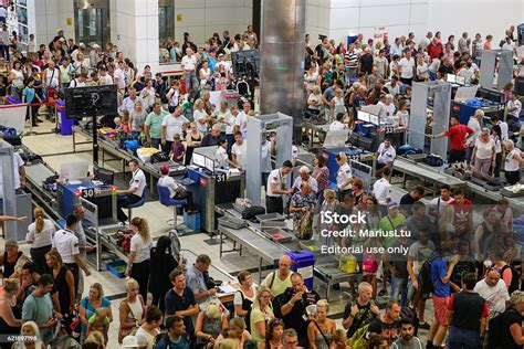 Seguridad Y Control De Pasaportes En El Aeropuerto Foto De Stock Y Más Banco De Imágenes De