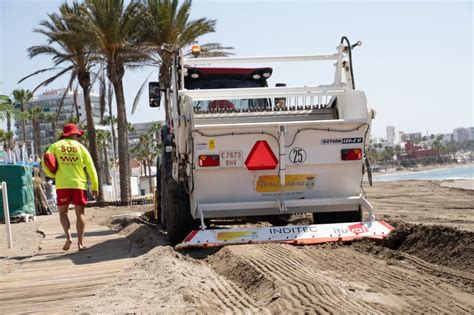 El alcalde de Benalmádena visita los trabajos en la Playa de Los