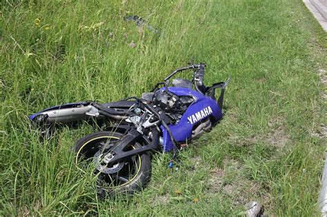 Ein Motorradfahrer Prallt Am Samstagvormittag Auf Der B 465 Bei