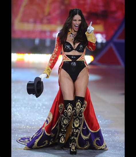 Vidéo Adriana Lima renversante sur le podium Victoria s Secret 8