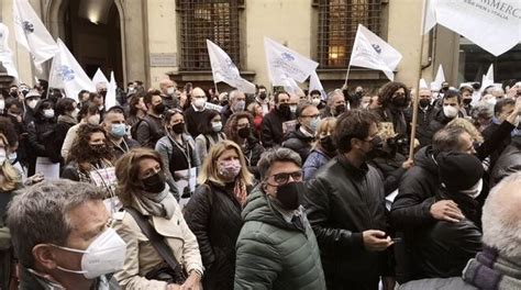 Commercianti Apuani A Firenze Il Grido Disperato Fateci Riaprire O