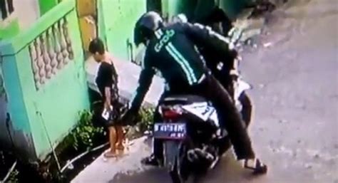 Viral Pria Berjaket Ojol Rampas HP Bocah Yang Pipis Di Pinggir Jalan