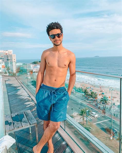 Sérgio Malheiros exibindo o pênis em fotos do Instagram Famosos Nus