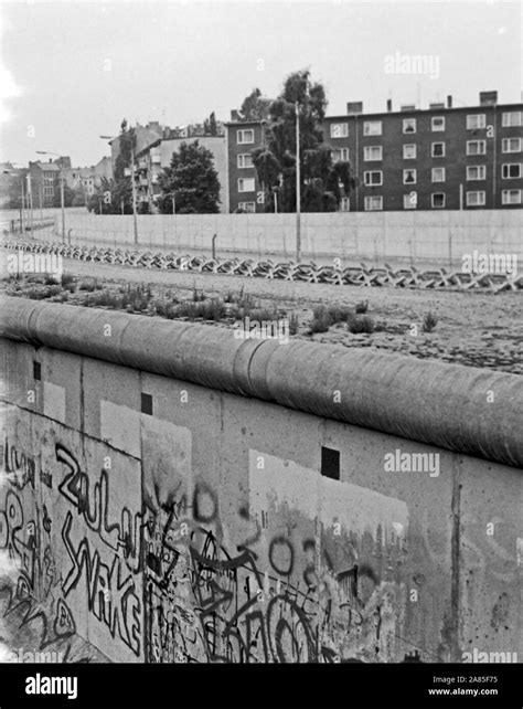 Graffiti an der Berliner Mauer, Deutschland 1984. The Berlin wall ...