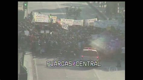 V Deo Duas Manifesta Es No Centro Do Rio Re Nem Centenas De Pessoas