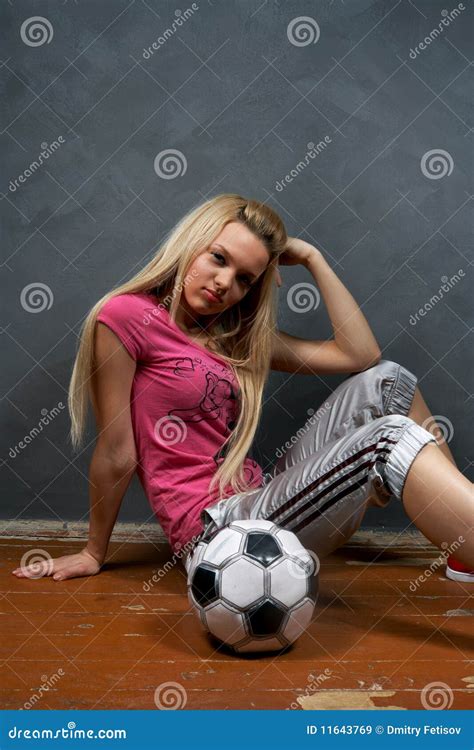 Het Meisje Van De Blonde Met Voetbalbal Stock Afbeelding Image Of Voetbal Haar 11643769