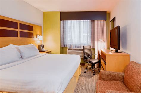 Holiday Inn Express - Times Square, an IHG Hotel, Manhattan : -78% ...