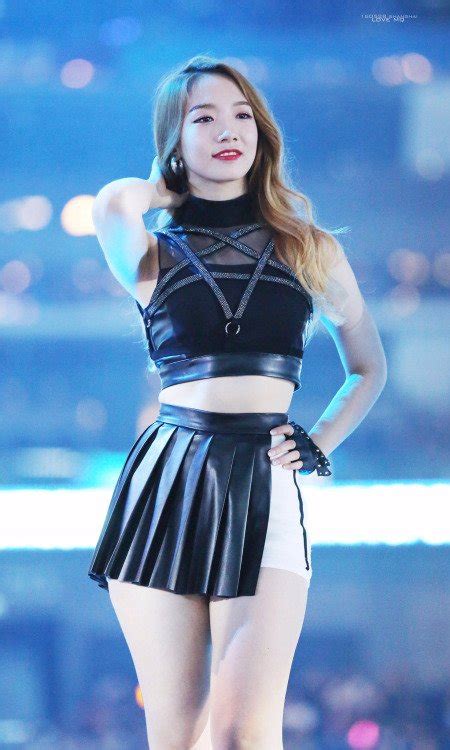 Hot Sexy Mei Qi Bikini Pics