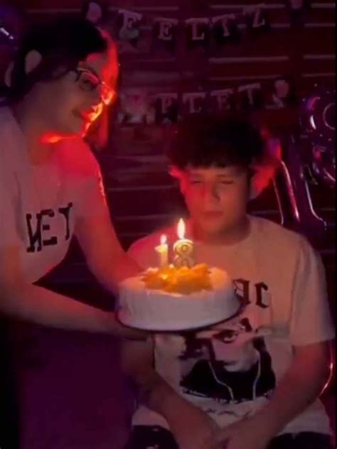 VIDEO Madre regala baile exótico a su hijo por cumpleaños El Mañana