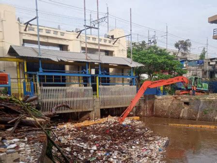 387 Meter Kubik Sampah Diangkut Dari Pintu Air Manggarai