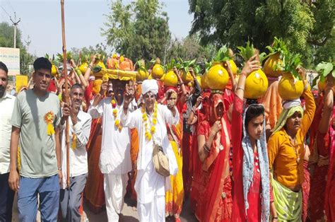 जीवन में सुख प्रदान करती है भागवत कथा कलश यात्रा में उमड़े लोग