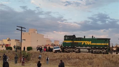 Tren embiste camioneta de CFE que intentó ganarle el paso en Ecatepec