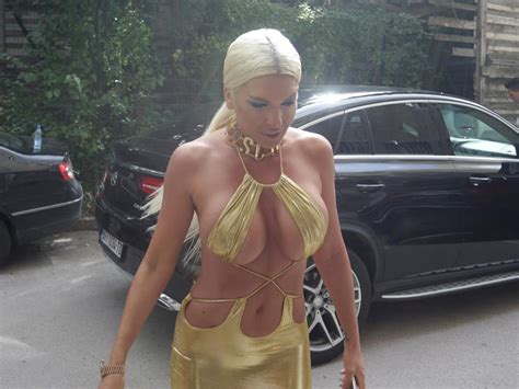 Gornji Deo Haljine Nalik Na Bikini Jelena Karleu A U Zlatnoj Haljini