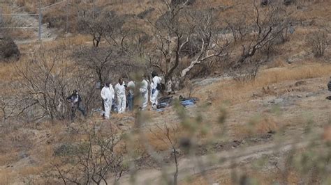 Vídeo Hallan 45 bolsas con restos humanos al oeste de México durante