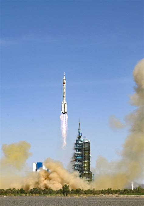 Astronautas De La Misi N China Shenzhou Realizan Un Paseo Espacial