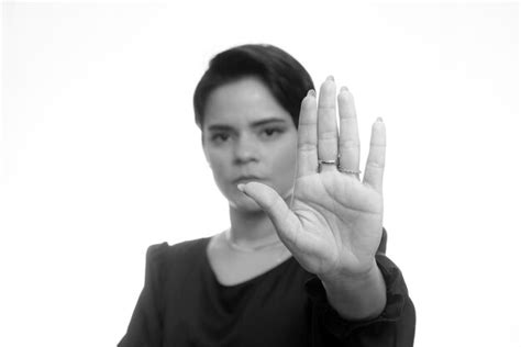 Mujer De Negocios Elegante Joven Que Hace La Se Al De Stop Con La Mano