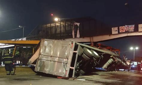 Tr Iler Vuelca Sobre Malla En L Nea Del Metro En Circuito Interior