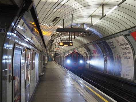 London Undergrond Tube Station Editorial Stock Image Image Of Public