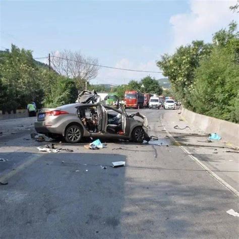 临汾一轿车与半挂车相撞，2人当场死亡！ 湖南一高校内发生车祸 2人受伤 郝某某 救助