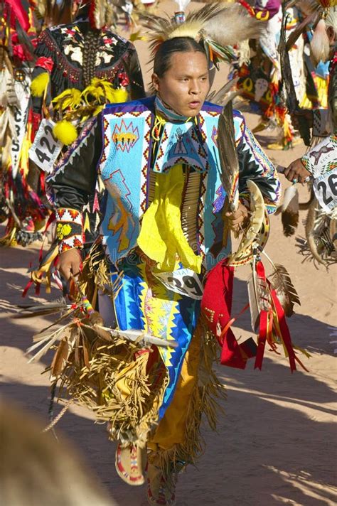 Natifs Américains Dans La Pleine Danse De Régalia Au Prisonnier De