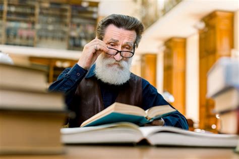 Anciano Viejo Profesor Escritor Leyendo Un Libro En La Antigua