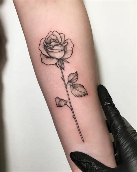 Idea Per Tattoo Femminili Braccio Una Rosa In Bianco E Nero Stilizzata