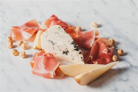 Lonchas De Gorgonzola Y Prosciutto Con Pera Delicioso Aperitivo Foto