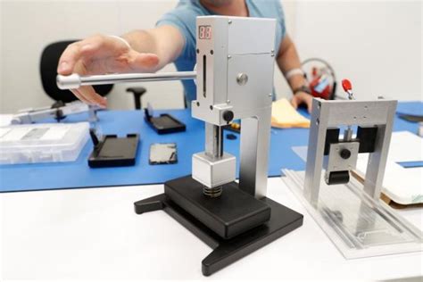 First look at Apple's iPhone screen repair machine in action as it ...