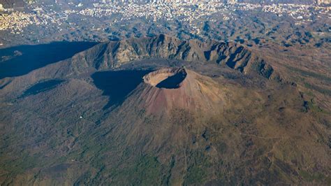 Tourist rescued after falling into Mount Vesuvius while trying to reach ...